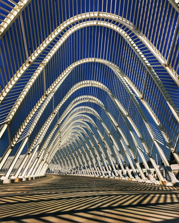 Astuces pour harmoniser des vêtements aux coupes géométriques avec des accessoires ronds