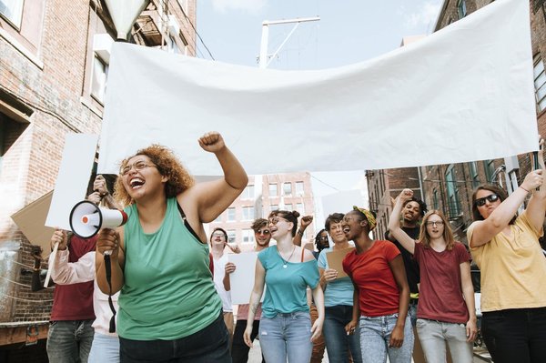 Quels romans graphiques féministes sont incontournables pour les passionnées de bande dessinée ?
